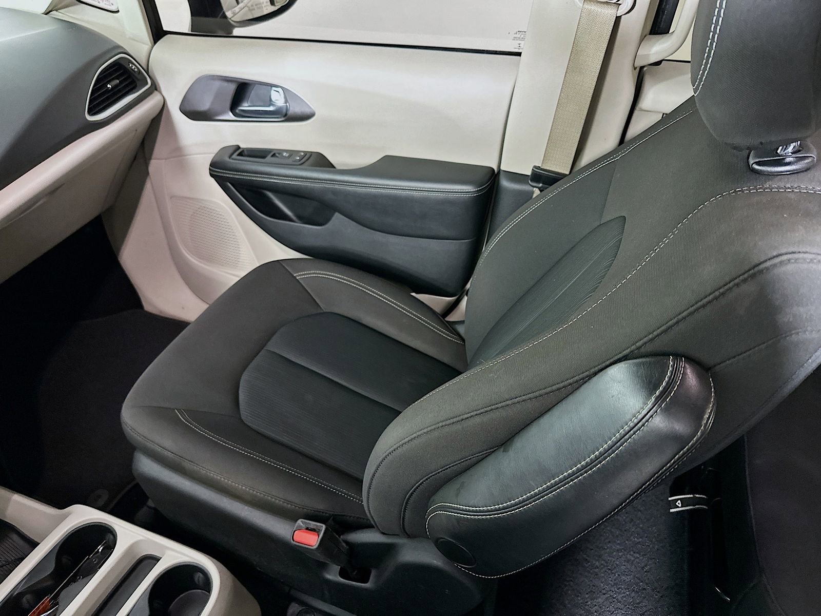 Used 2020 Chrysler Voyager LX image 22