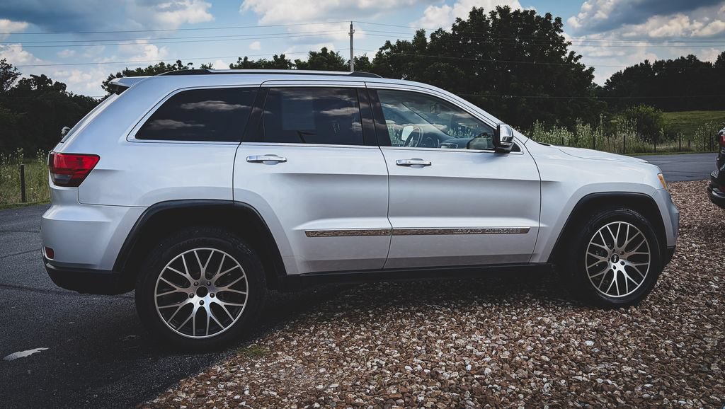 Used 2011 Jeep Grand Cherokee Limited w/ Luxury Group II AWD/4WD image 22
