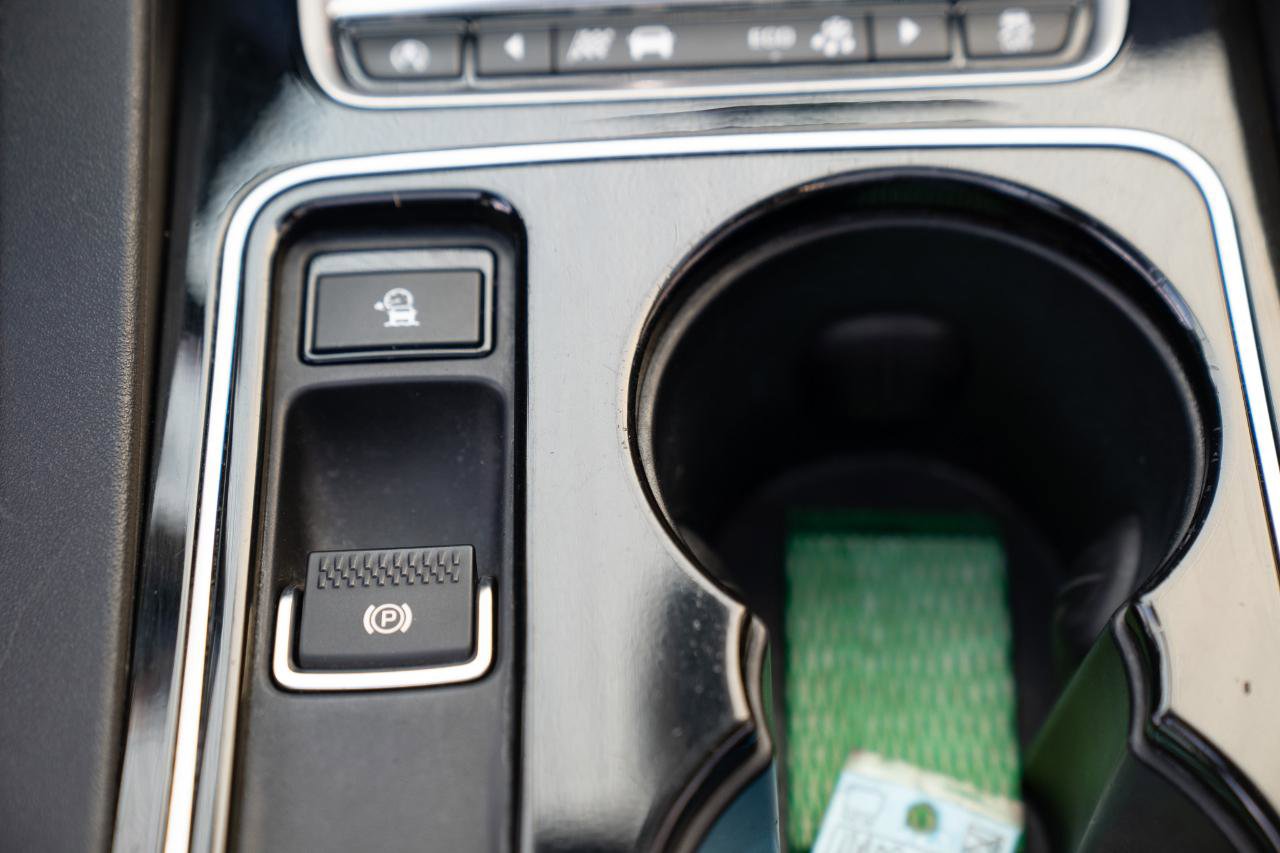 Used 2017 Jaguar F-PACE Premium image 38