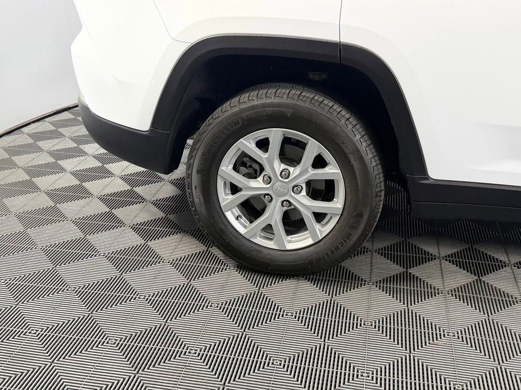 Certified 2023 Jeep Grand Cherokee Limited w/ Trailer Tow Prep Group (B) RWD image 11