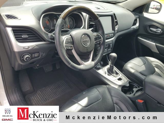 Used 2016 Jeep Cherokee Overland w/ Technology Group AWD/4WD image 6