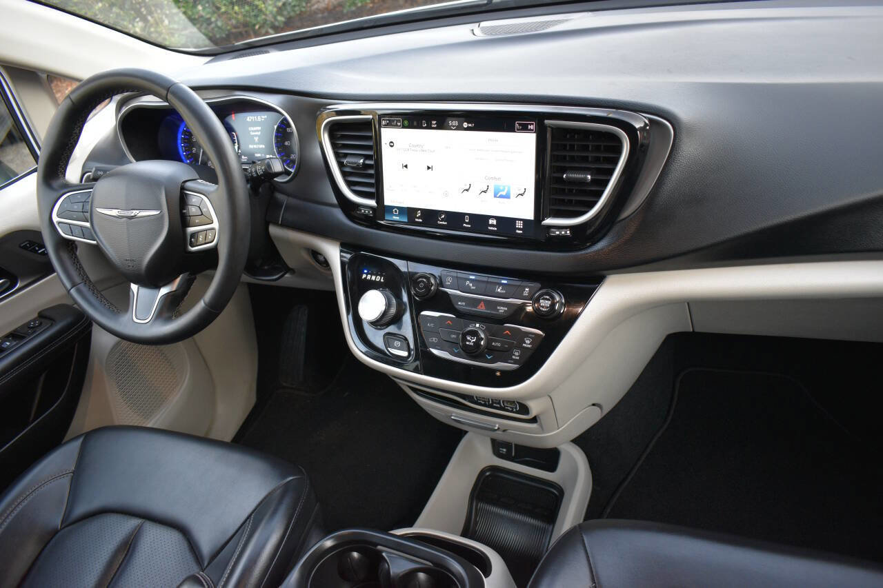 Used 2023 Chrysler Pacifica Touring-L image 28