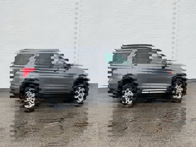 Used 2022 Ford Explorer XLT image 3