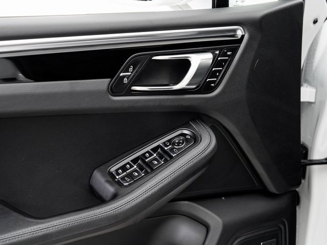 Used 2025 Porsche Macan image 8