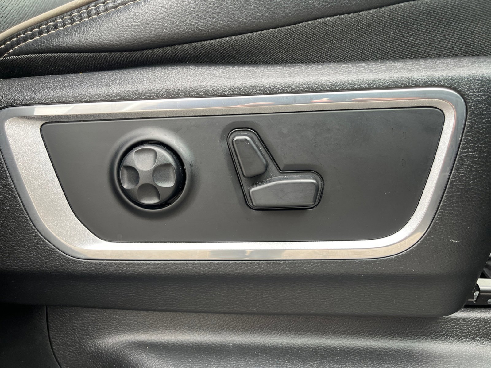 Used 2019 RAM 1500 Laramie image 28