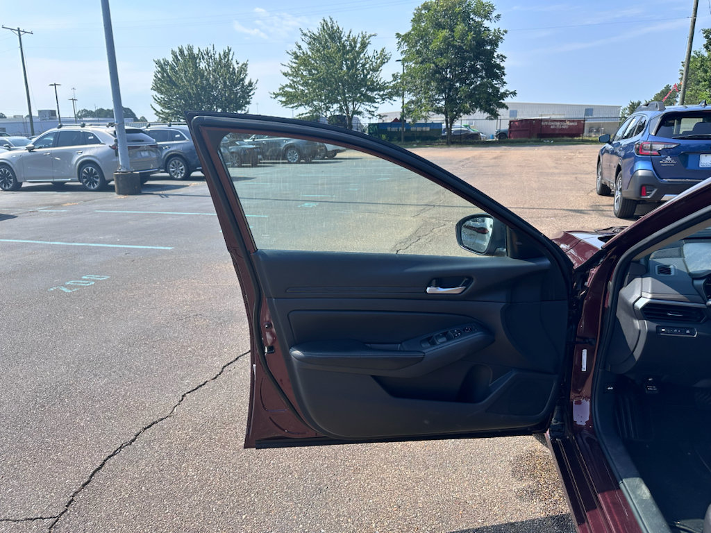 Used 2025 Nissan Altima 2.5 SV FWD image 6