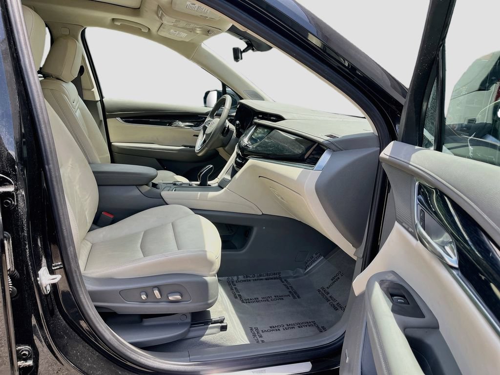 Used 2025 Cadillac XT6 Premium Luxury w/ Technology Package FWD image 31