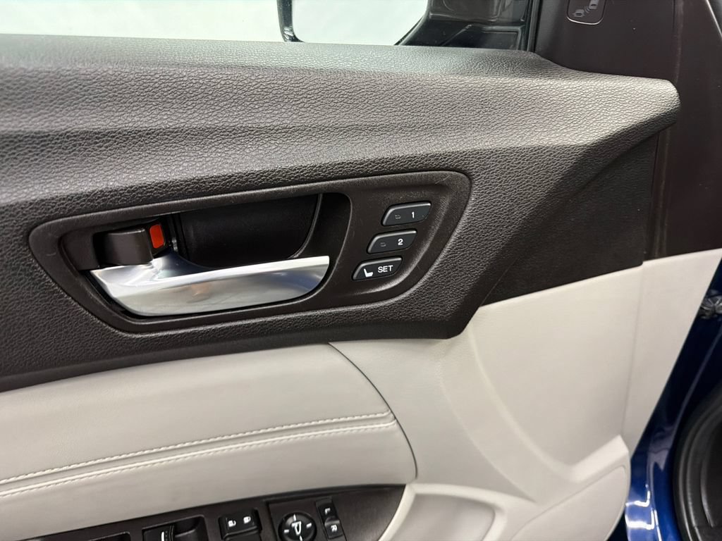 Used 2017 Acura TLX V6 w/ Technology Package FWD image 12