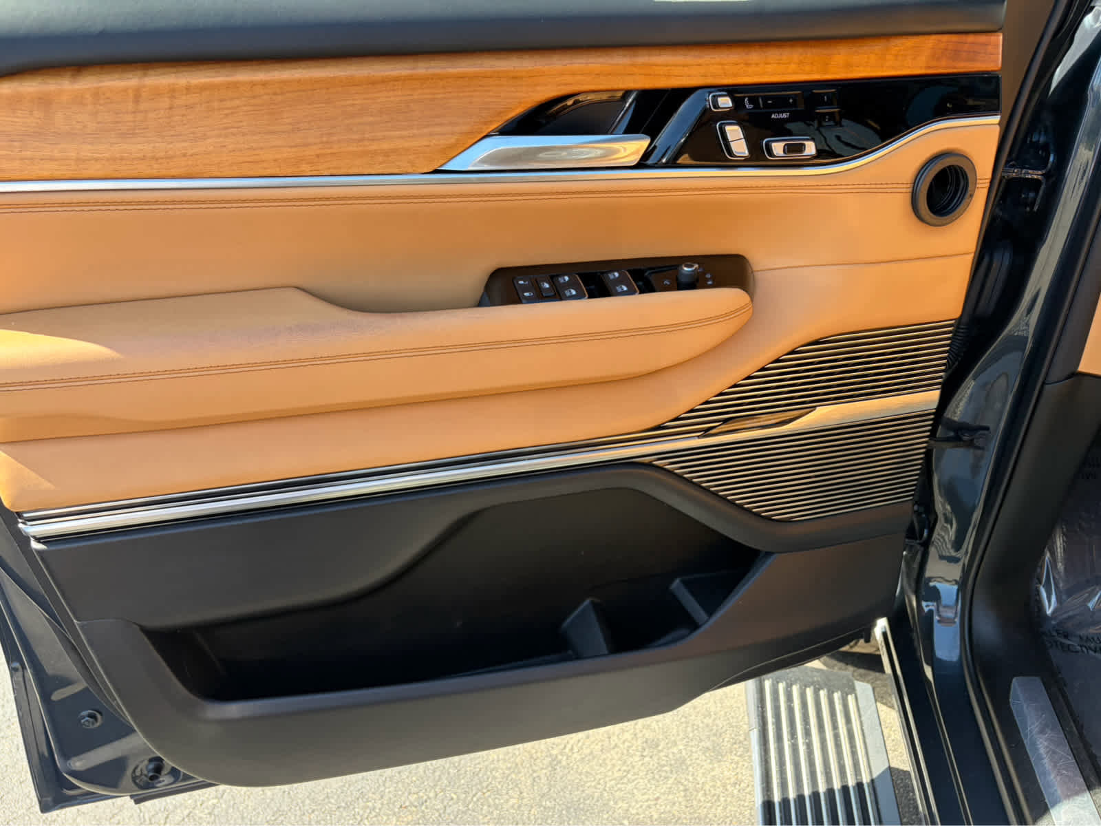 Used 2022 Jeep Grand Wagoneer Series III w/ Rear Seat Video Group 1 AWD/4WD image 10