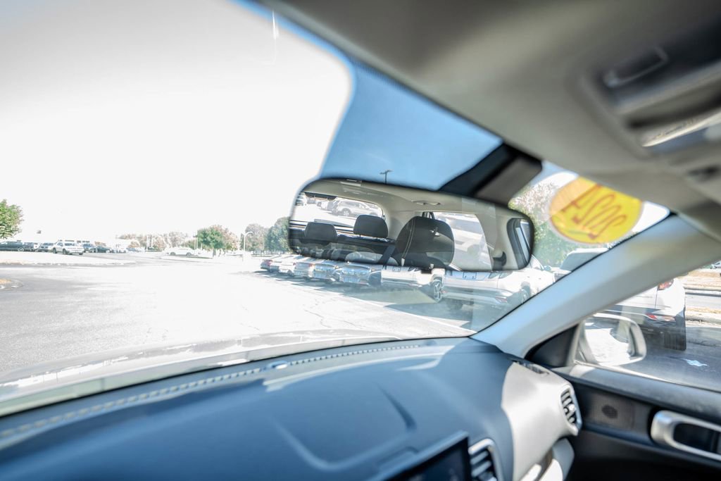 Used 2024 Hyundai Venue SEL image 18