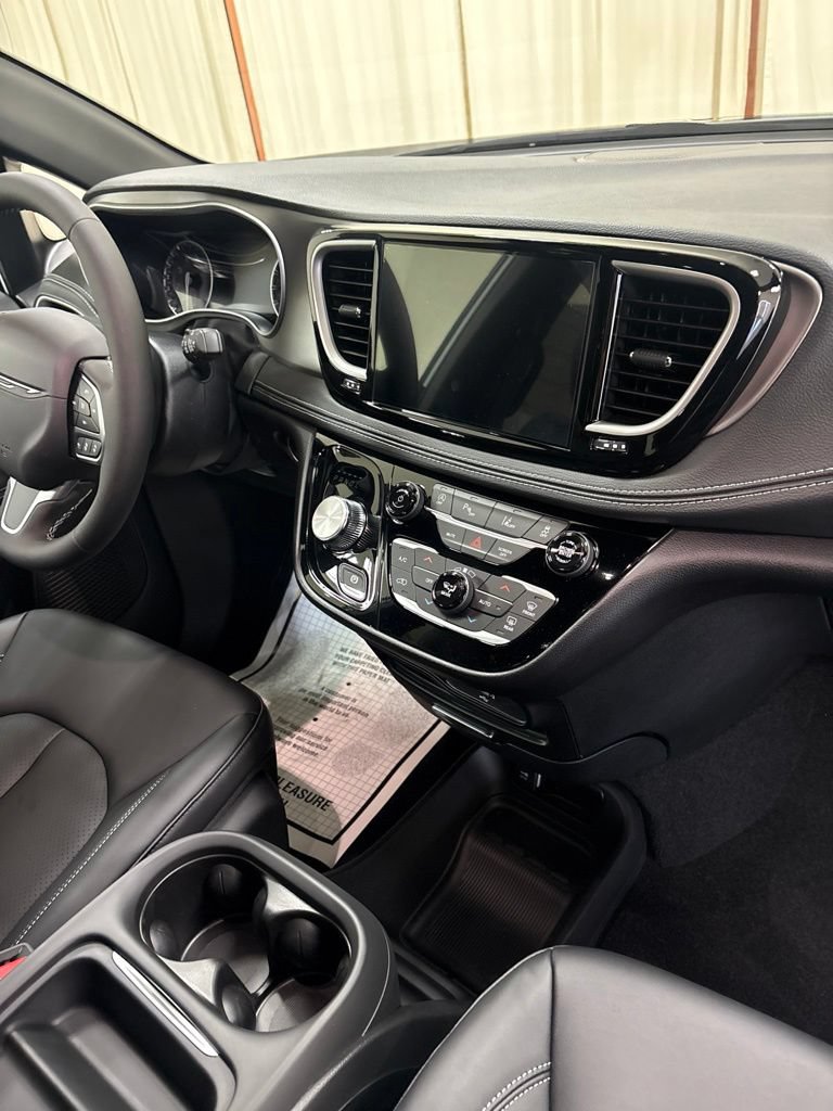 New 2027 Chrysler Pacifica Select w/ Family Tech Group FWD image 27