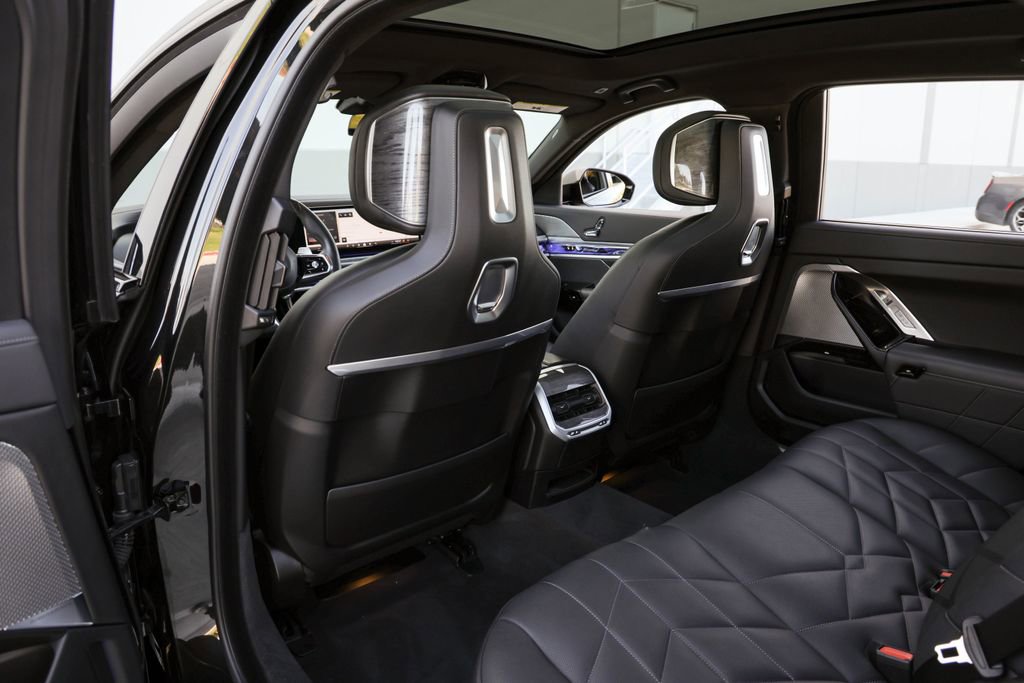 Used 2024 BMW 740i image 33