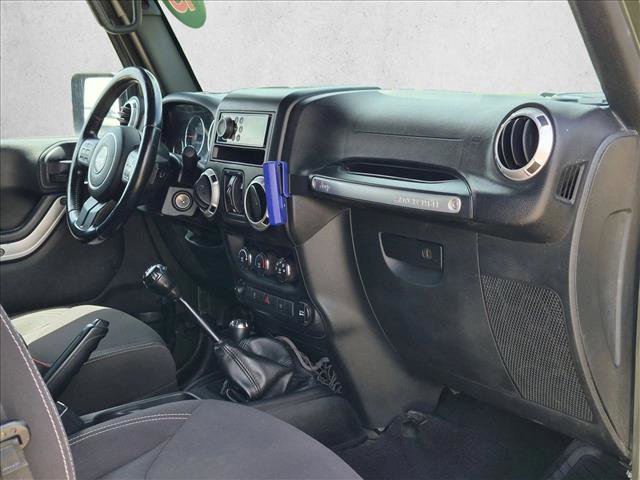Used 2015 Jeep Wrangler Unlimited Rubicon w/ Connectivity Group AWD/4WD image 20