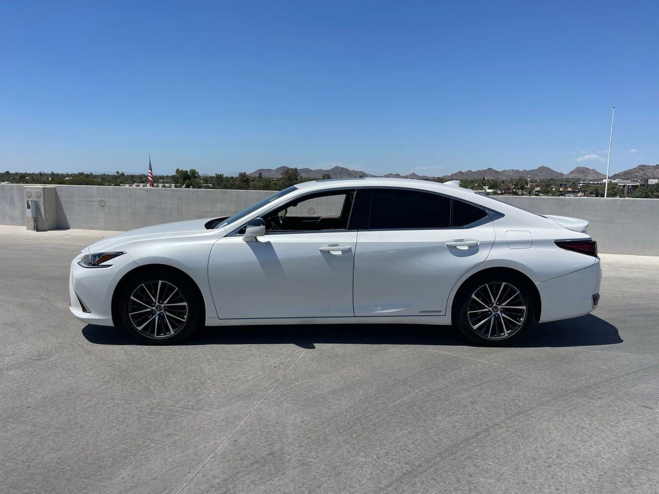Used 2022 Lexus ES 300h w/ Premium Package FWD image 7
