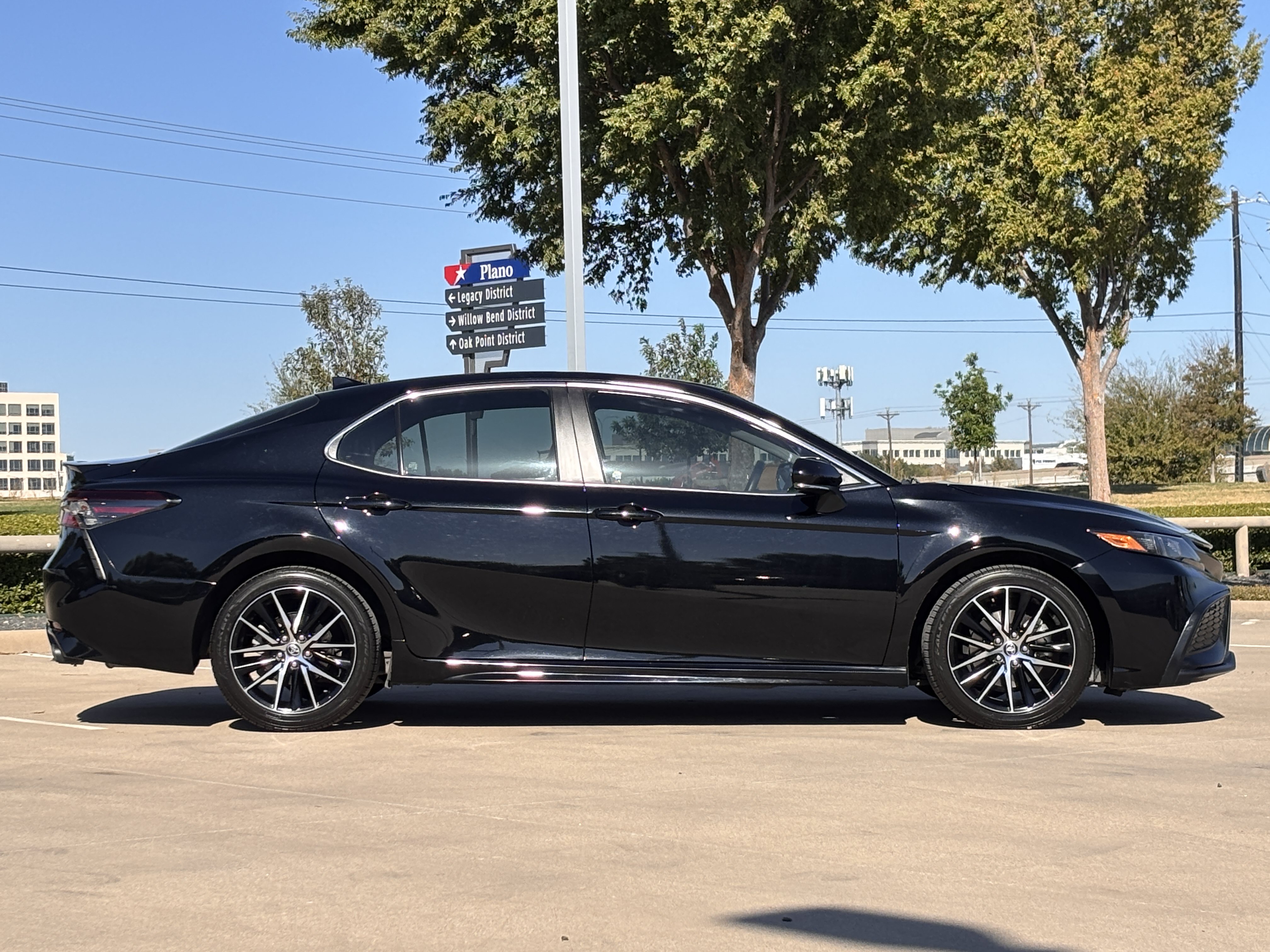 Used 2021 Toyota Camry SE w/ Convenience Package FWD image 6