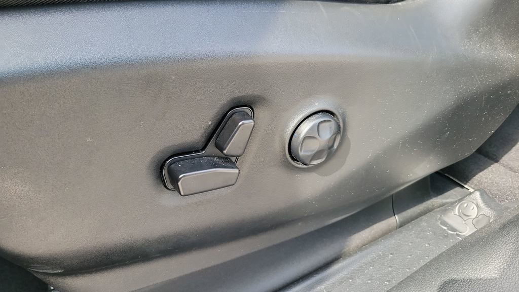 Used 2025 Chrysler Pacifica Limited image 19