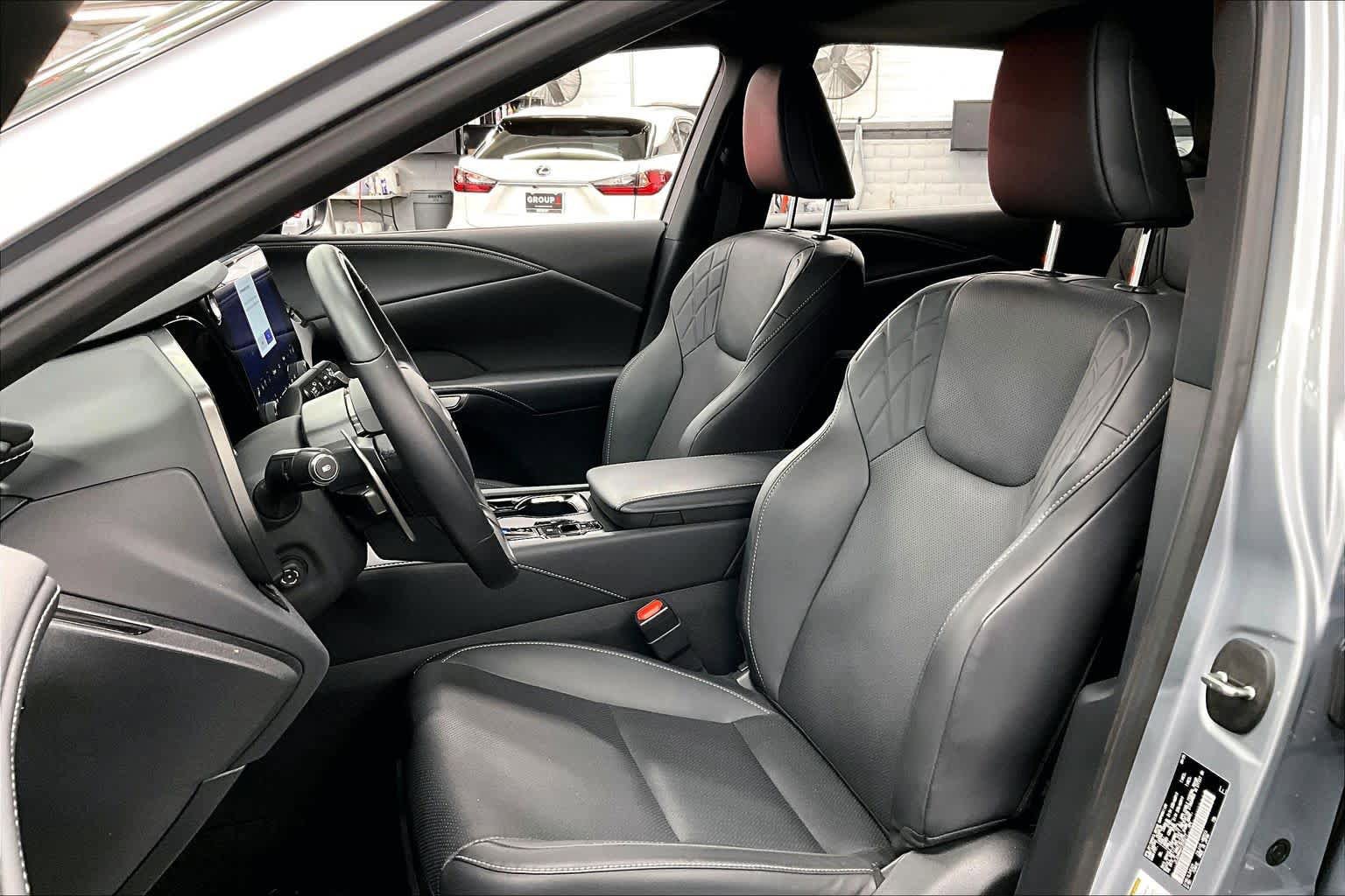 Used 2026 Lexus RX 350 Premium w/ Accessory Package (2T) FWD image 8