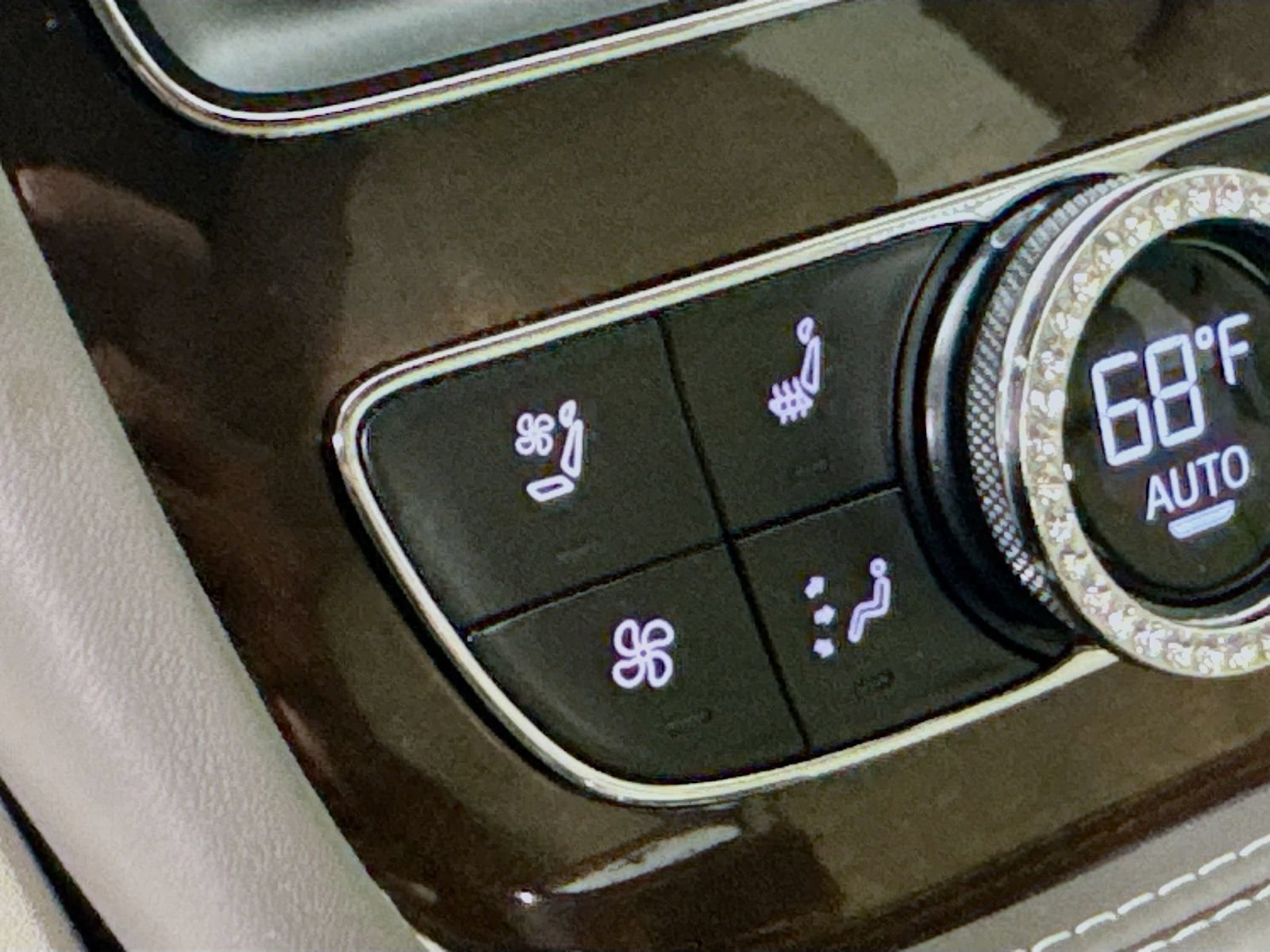 Certified 2020 Bentley Bentayga Plug-In Hybrid AWD/4WD image 20