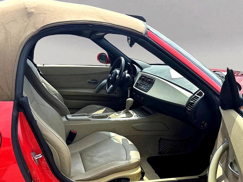 Used 2005 BMW Z4 2.5i image 12