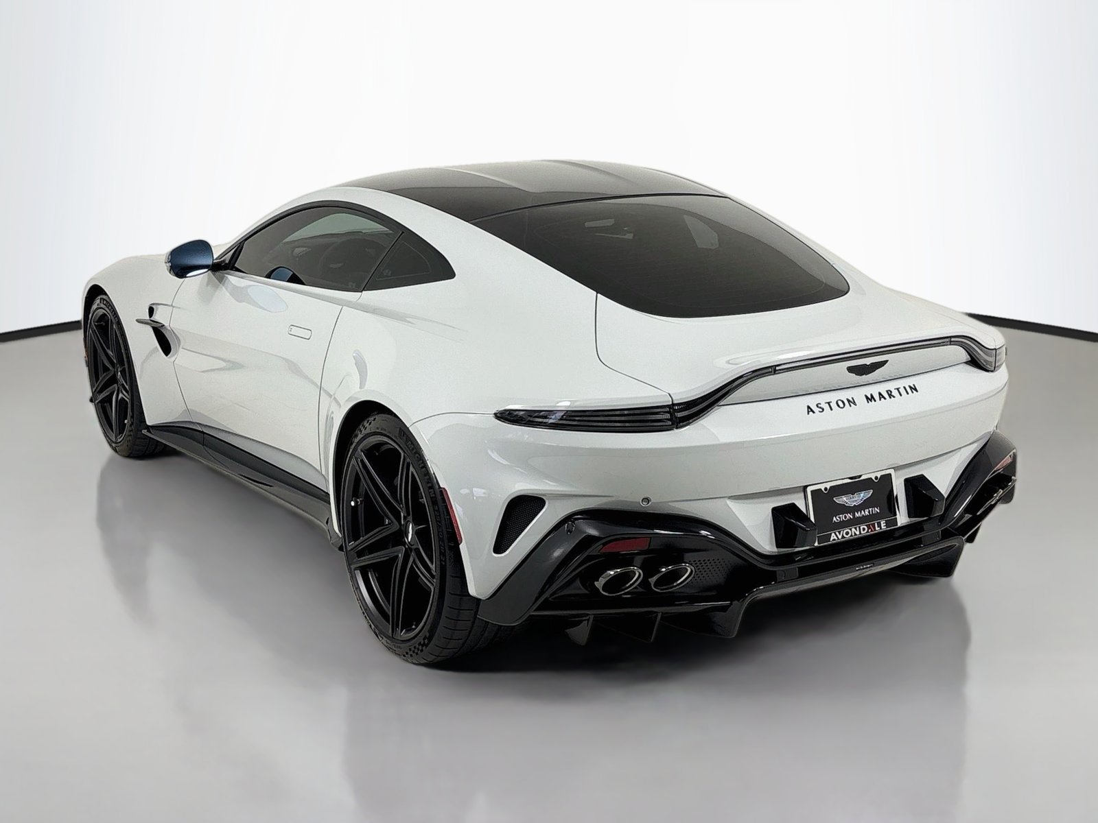 Used 2025 Aston Martin V8 Vantage Coupe RWD image 6