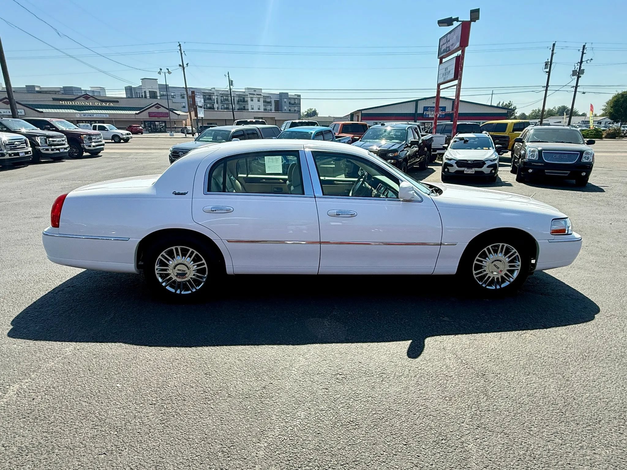 Used 2010 Lincoln Town Car Signature Limited RWD image 6