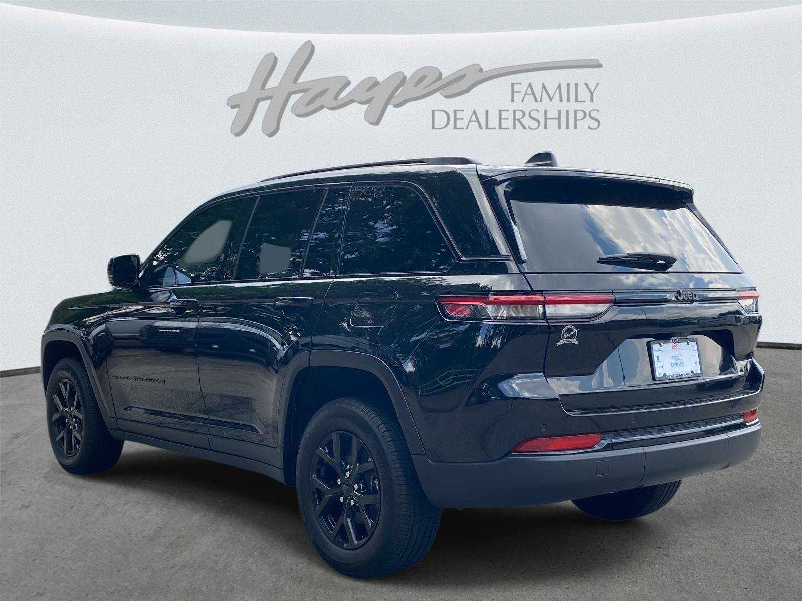 Used 2024 Jeep Grand Cherokee Altitude RWD image 7