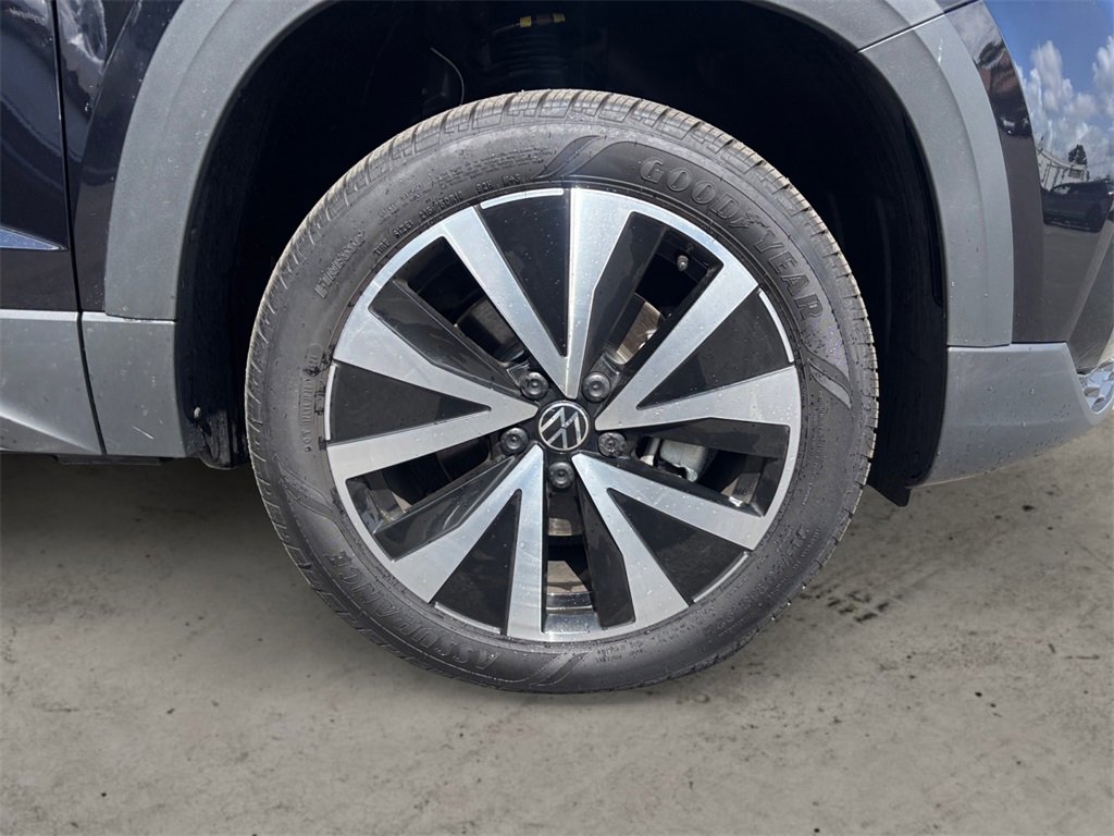 Used 2024 Volkswagen Taos SE image 14