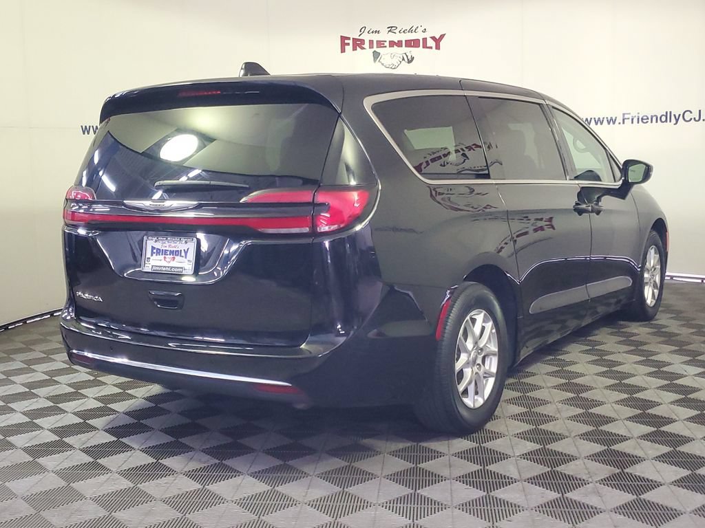 Used 2024 Chrysler Pacifica Touring-L FWD image 3