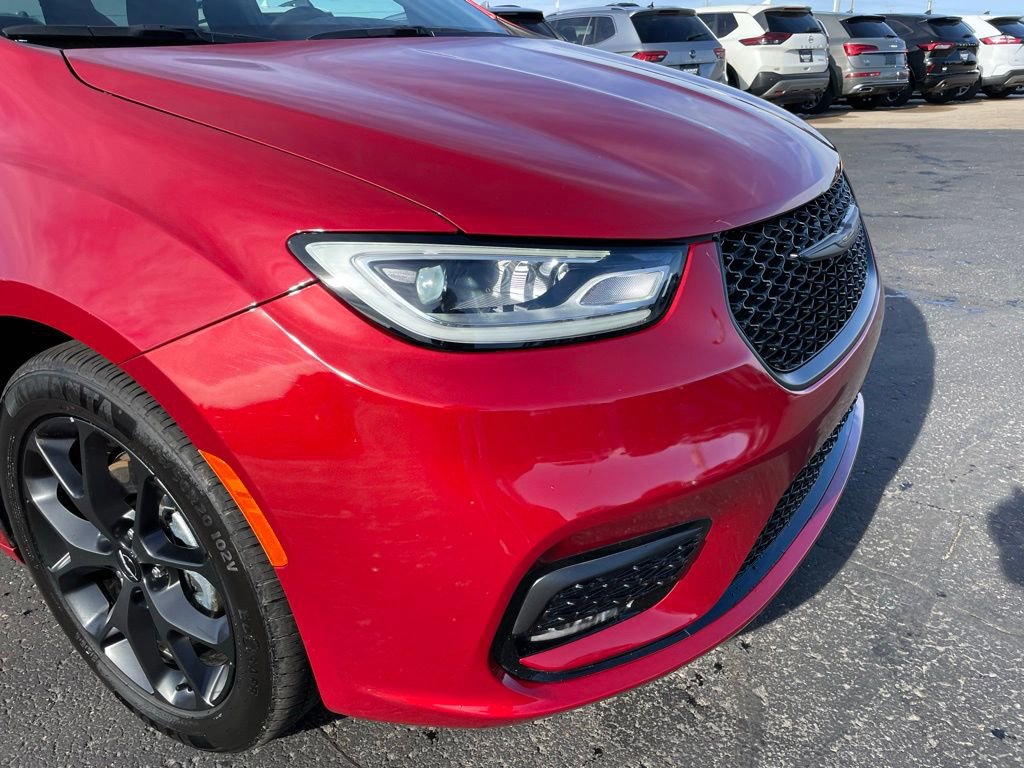 Used 2025 Chrysler Pacifica Limited image 38