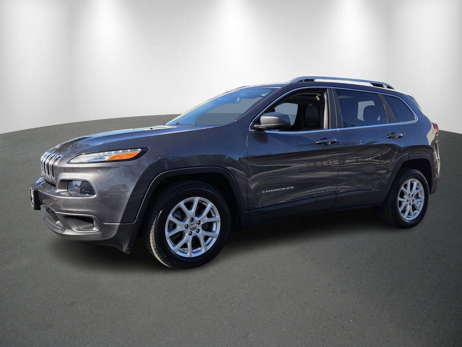 Used 2018 Jeep Cherokee Latitude Plus w/ Comfort/Convenience Group FWD image 3