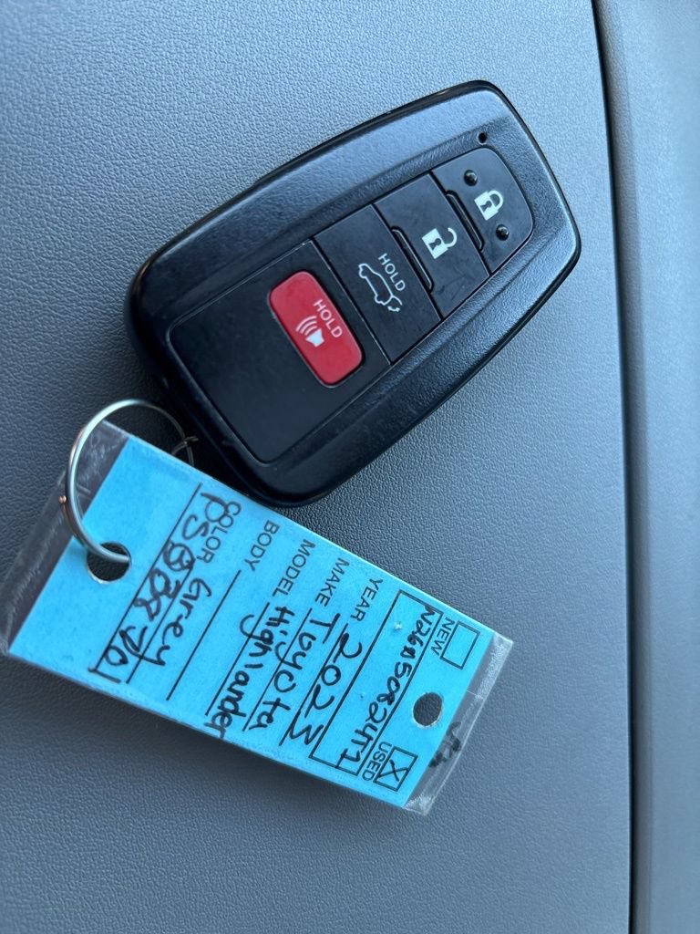Used 2023 Toyota Highlander XLE AWD/4WD image 38