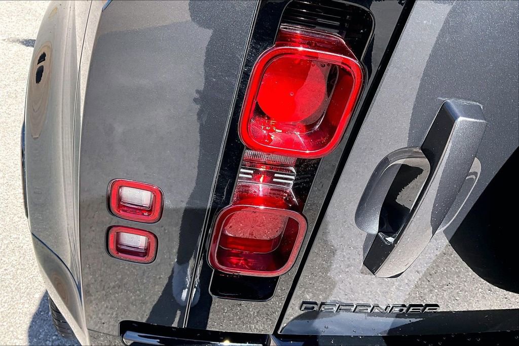 Used 2025 Land Rover Defender 110 X-Dynamic SE image 31