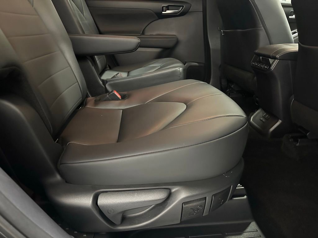 Used 2025 Toyota Highlander XLE image 59