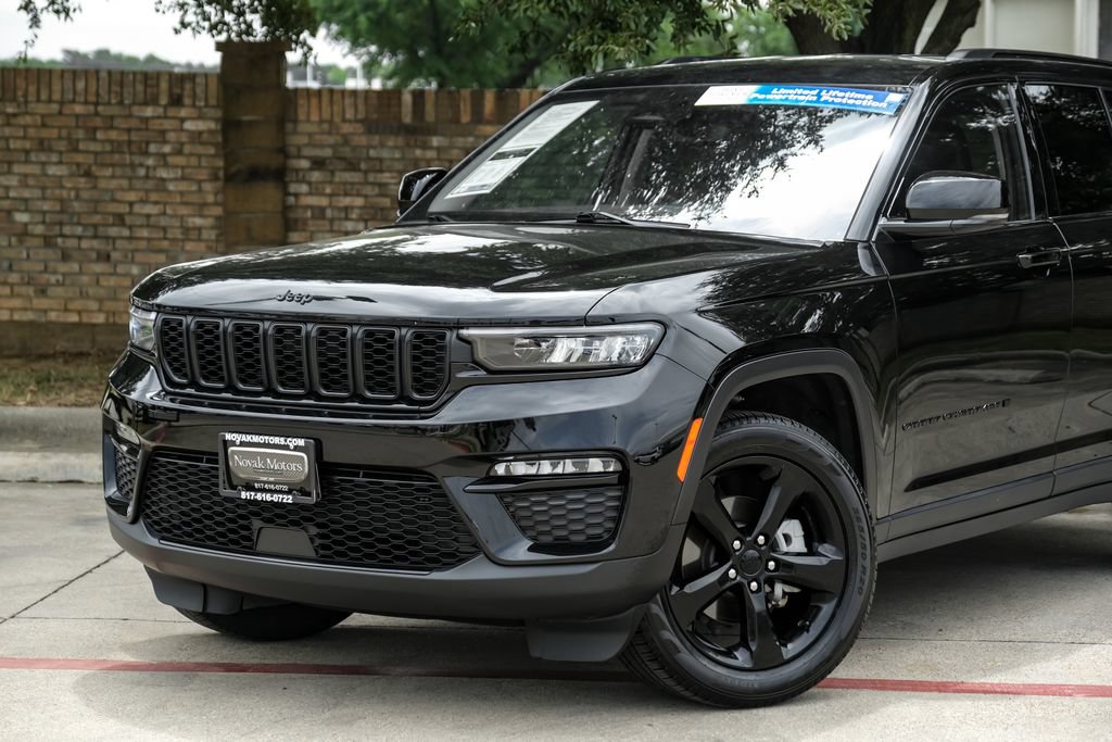 Used 2023 Jeep Grand Cherokee Limited w/ Black Appearance Package AWD/4WD image 12