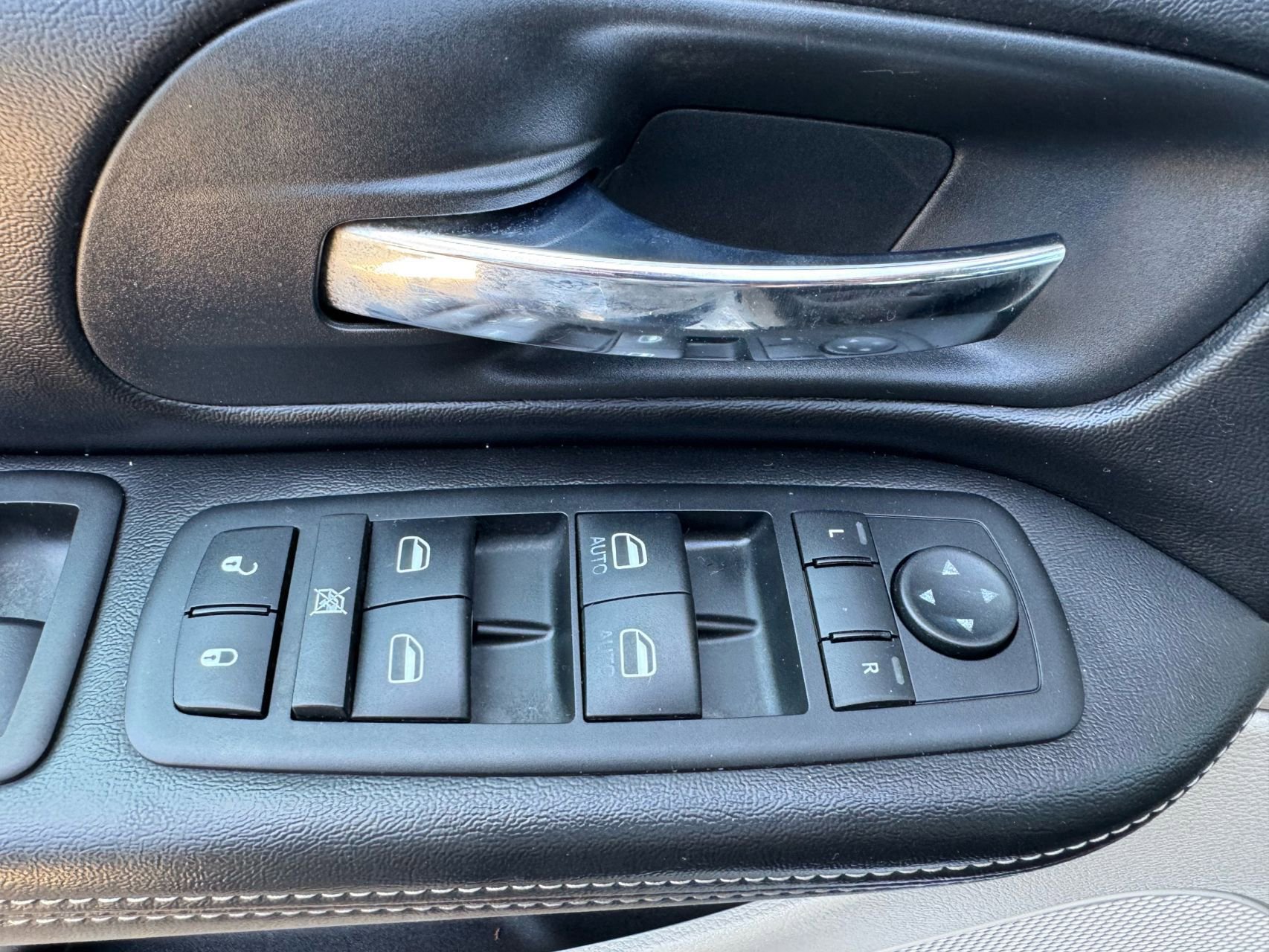 Used 2012 Chrysler Town & Country Touring w/ Entertainment Group #1 FWD image 27