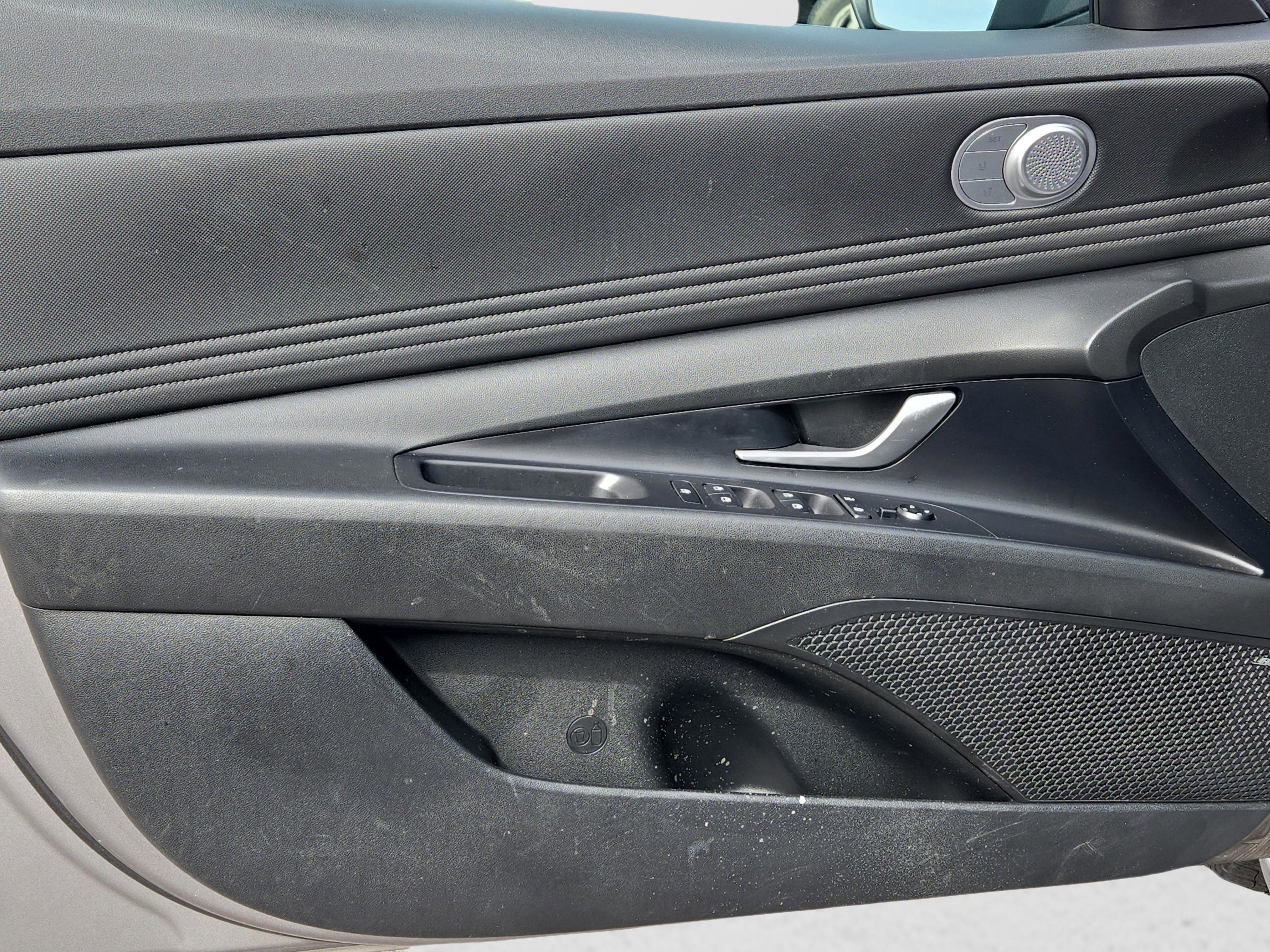 Used 2023 Hyundai Elantra Limited image 10