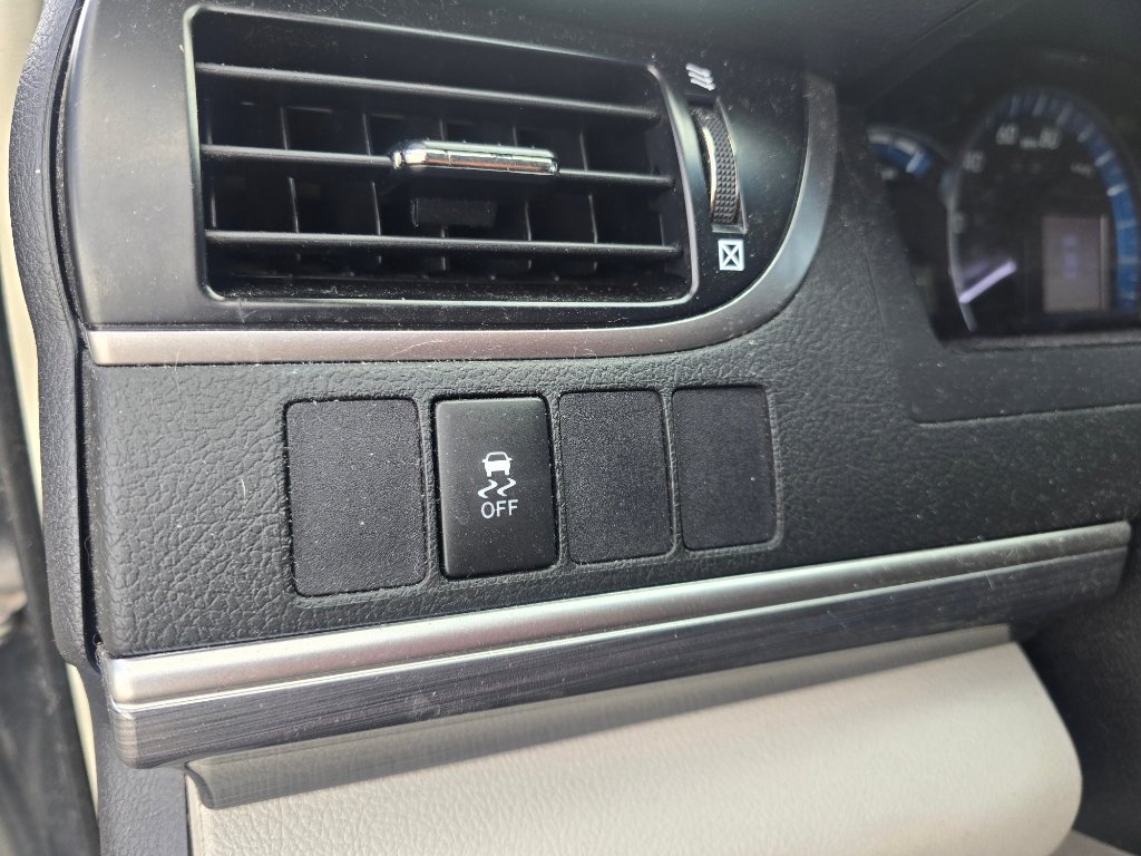 Used 2013 Toyota Camry XLE w/ Convenience Pkg image 18