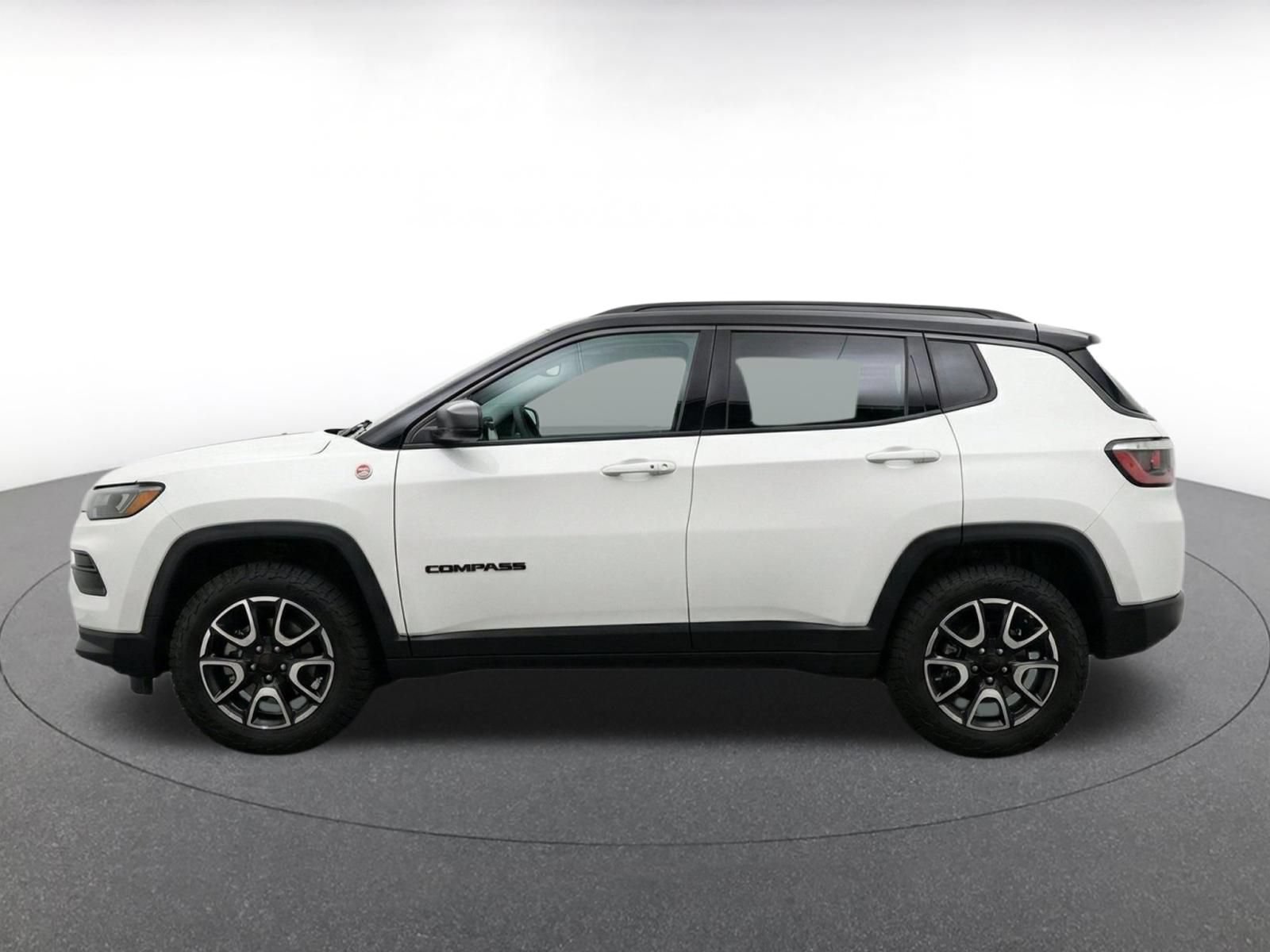 Used 2025 Jeep Compass Trailhawk AWD/4WD image 4