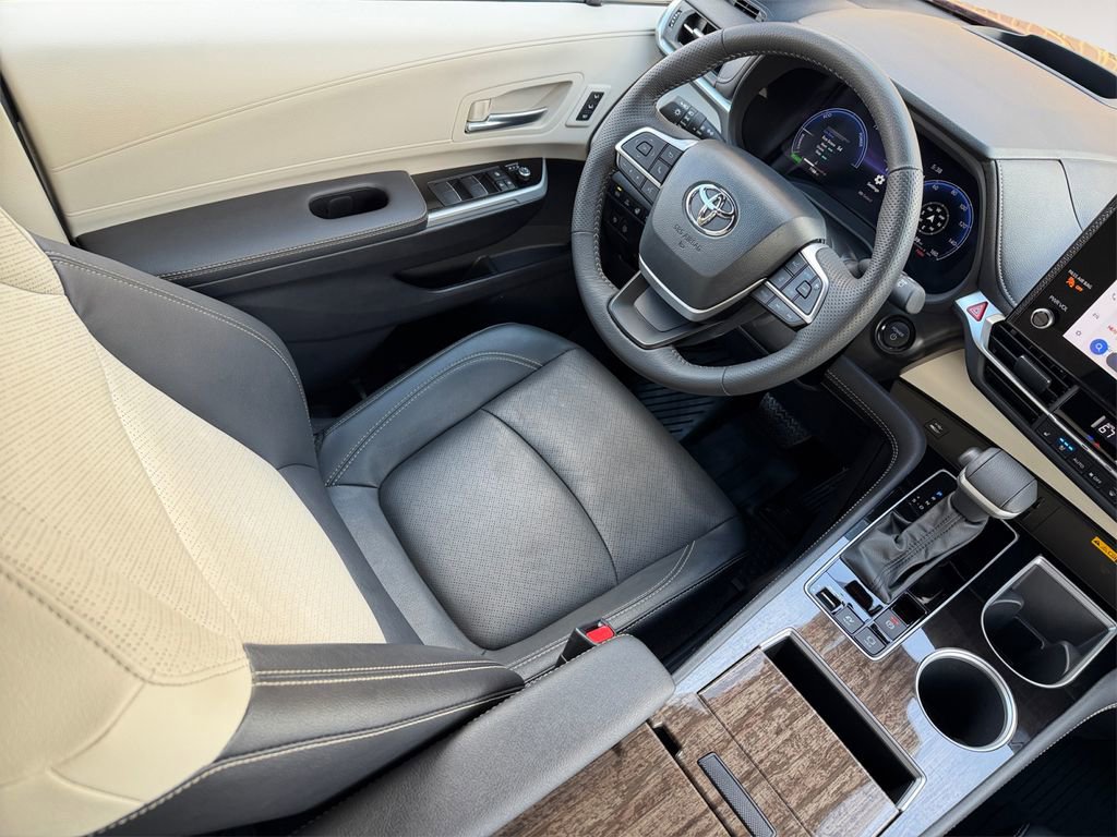 Used 2025 Toyota Sienna Platinum AWD/4WD image 15