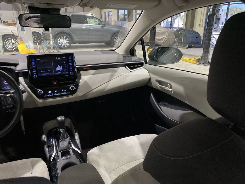 Used 2022 Toyota Corolla LE image 3
