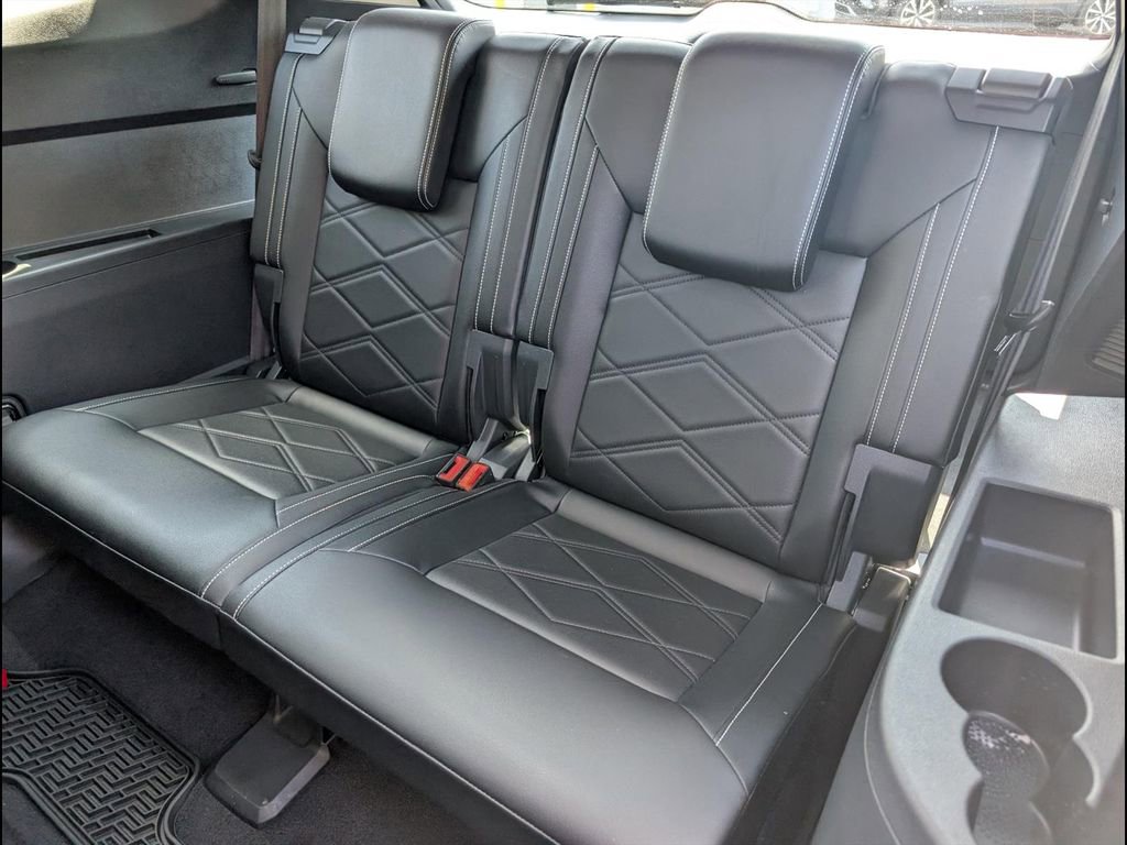 Used 2024 Volkswagen Atlas SE w/ Panoramic Sunroof Package FWD image 7