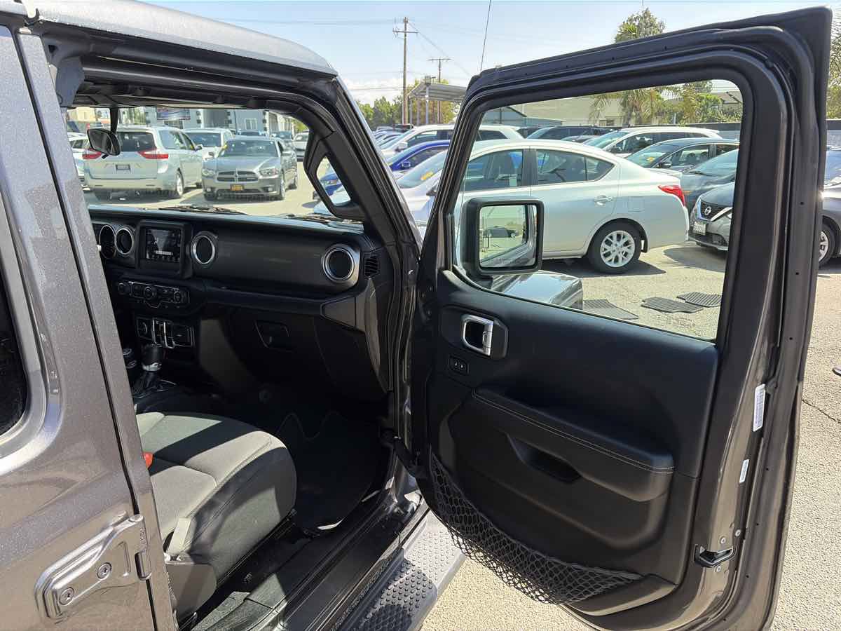 Used 2019 Jeep Wrangler Unlimited Sahara AWD/4WD image 25