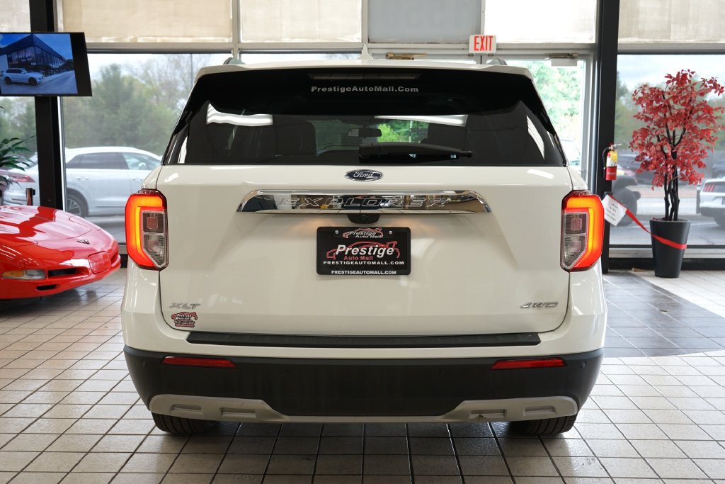 Used 2023 Ford Explorer XLT w/ Equipment Group 202A AWD/4WD image 17