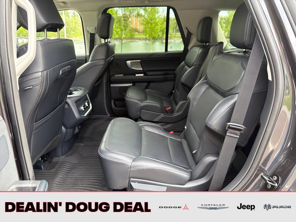Used 2025 Ford Expedition Platinum w/ Driver's Package AWD/4WD image 25