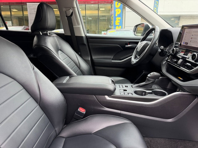 Used 2024 Toyota Highlander XLE AWD/4WD image 3