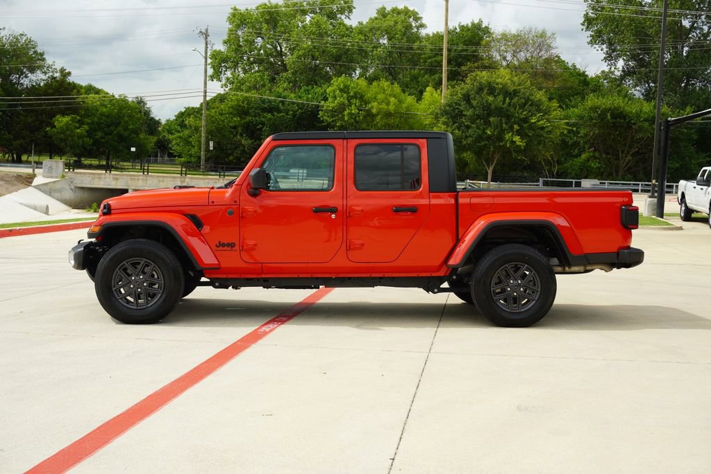 Used 2025 Jeep Gladiator Sport AWD/4WD image 2