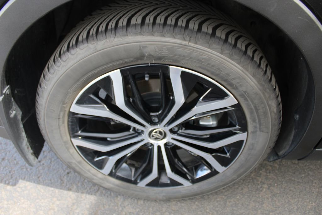 Certified 2023 Toyota Crown XLE image 60