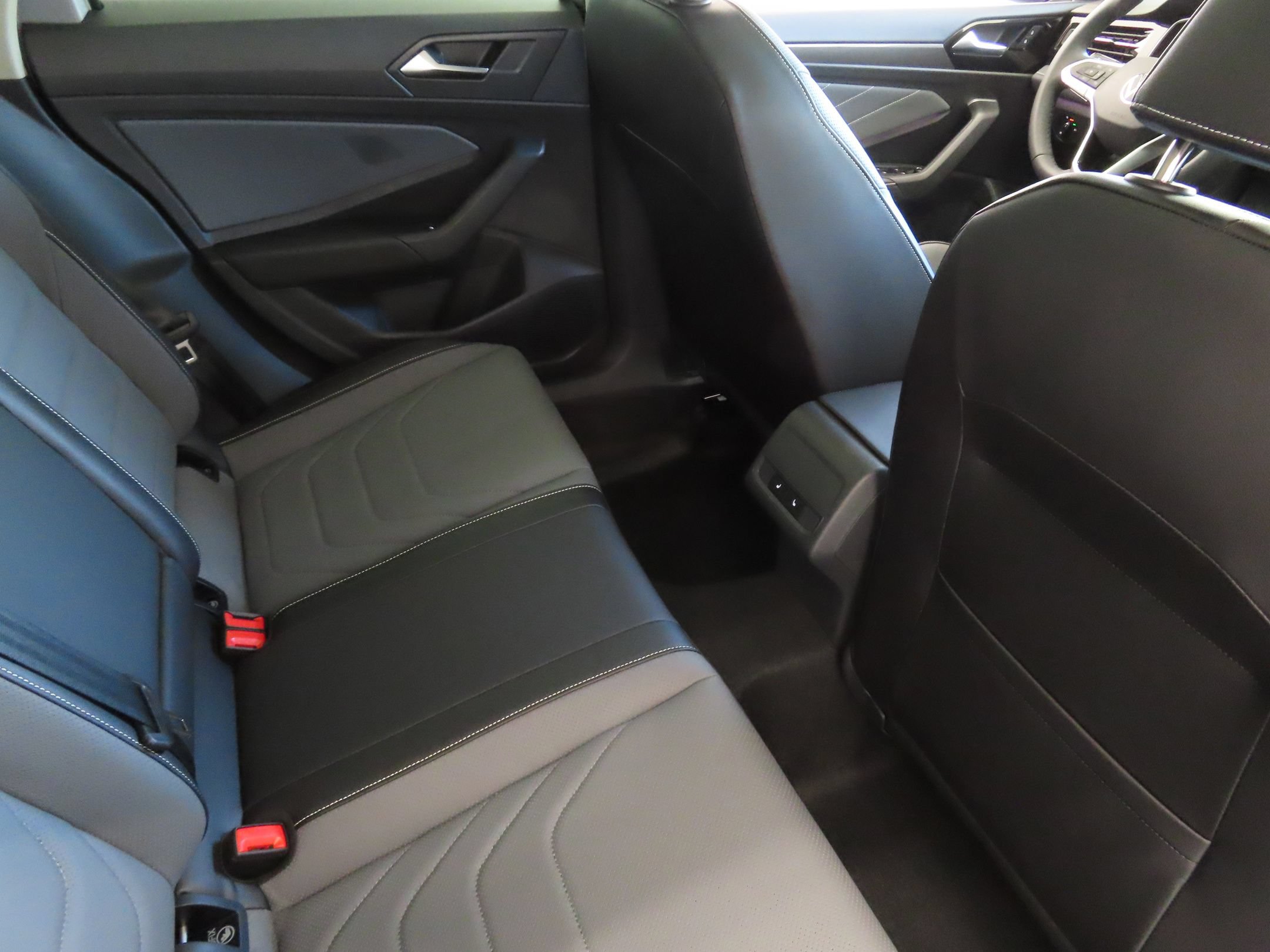 Used 2026 Volkswagen Jetta SEL FWD image 25