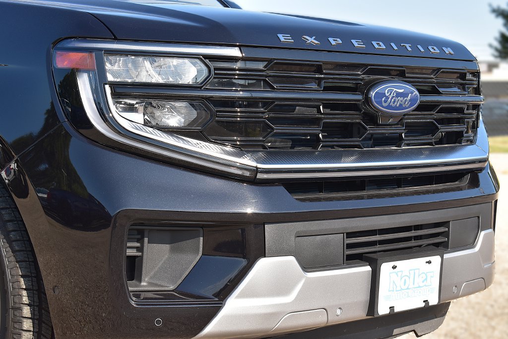 Used 2025 Ford Expedition Max Platinum w/ Driver's Package AWD/4WD image 5