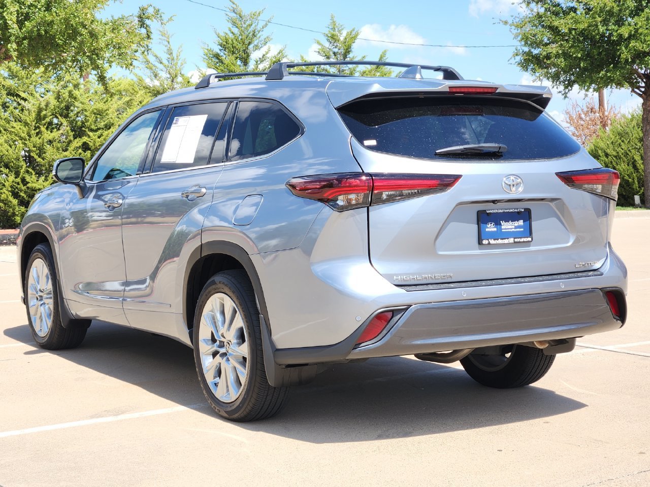 Used 2024 Toyota Highlander Limited FWD image 3